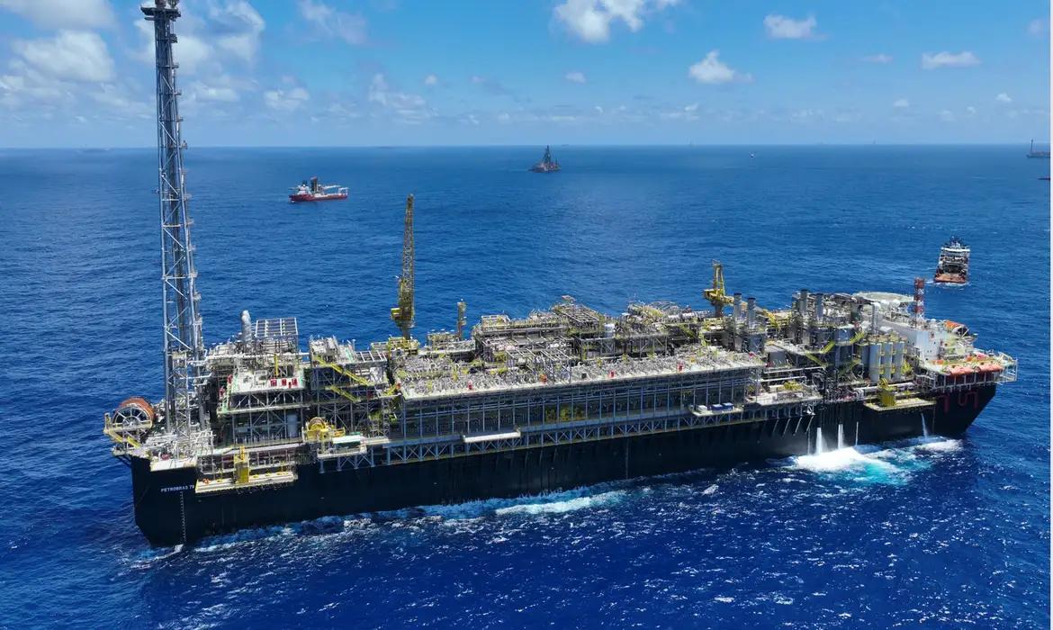 Saldo da balança comercial tem recorde em dezembro mas encolhe em 2025