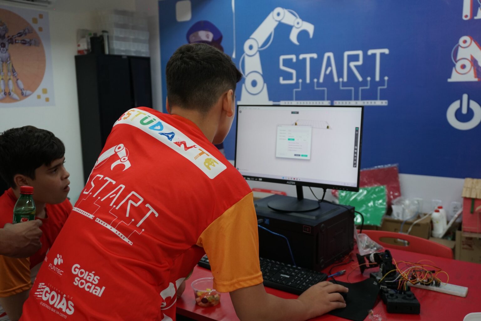 Curso gratuito de introdução à robótica abre mais de 900 em Goiás Curso gratuito de introdução à robótica abre mais de 900 em Goiás