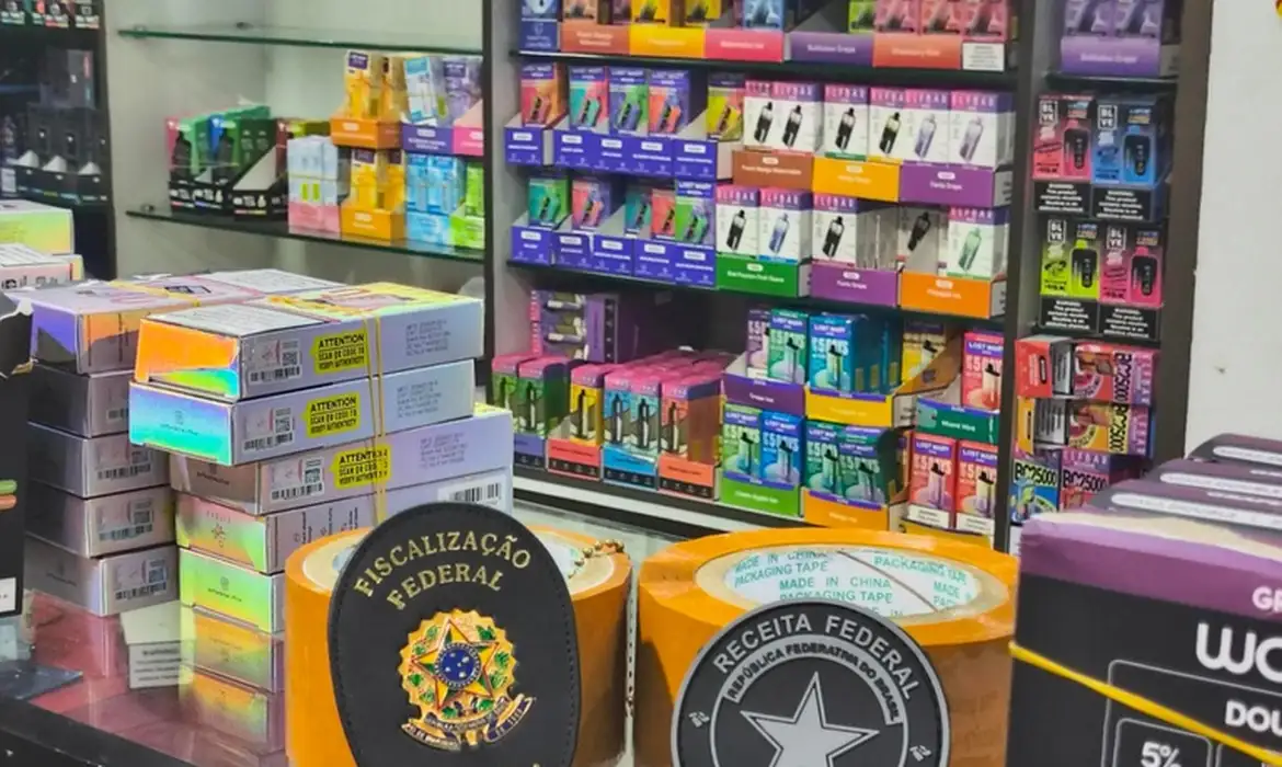 Anvisa e Receita Federal apreendem 25 mil cigarros eletrônicos