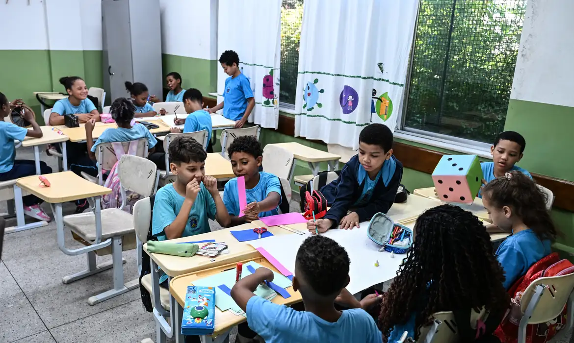Governo fixa em R$ 5,1 mil novo piso nacional do magistério Governo fixa em R$ 5,1 mil novo piso nacional do magistério