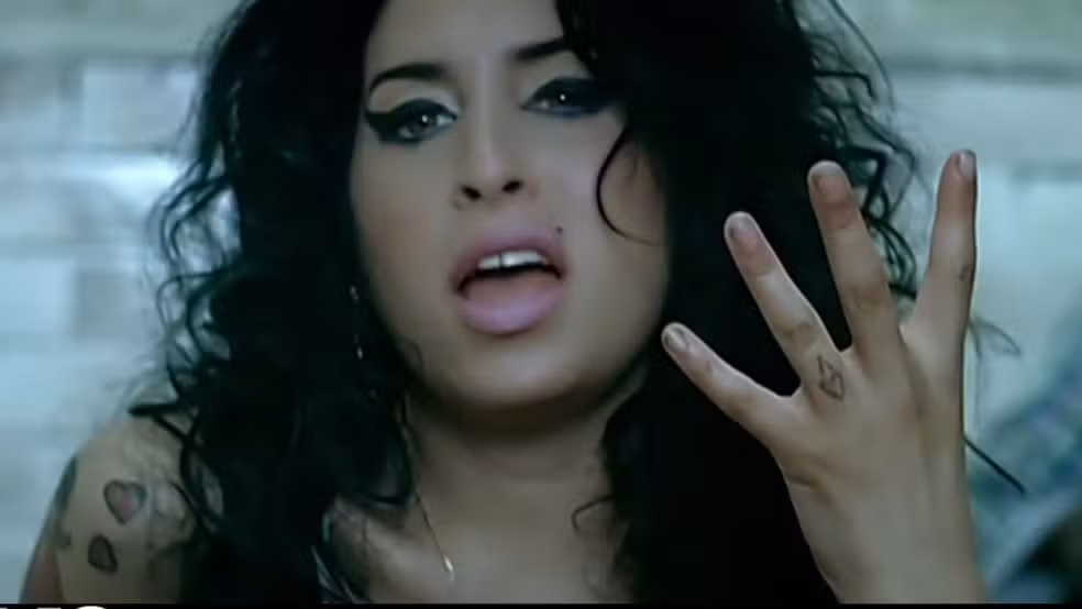 Pai de Amy Winehouse é condenado a pagar R$ 6 milhões em disputa sobre venda de objetos da cantora