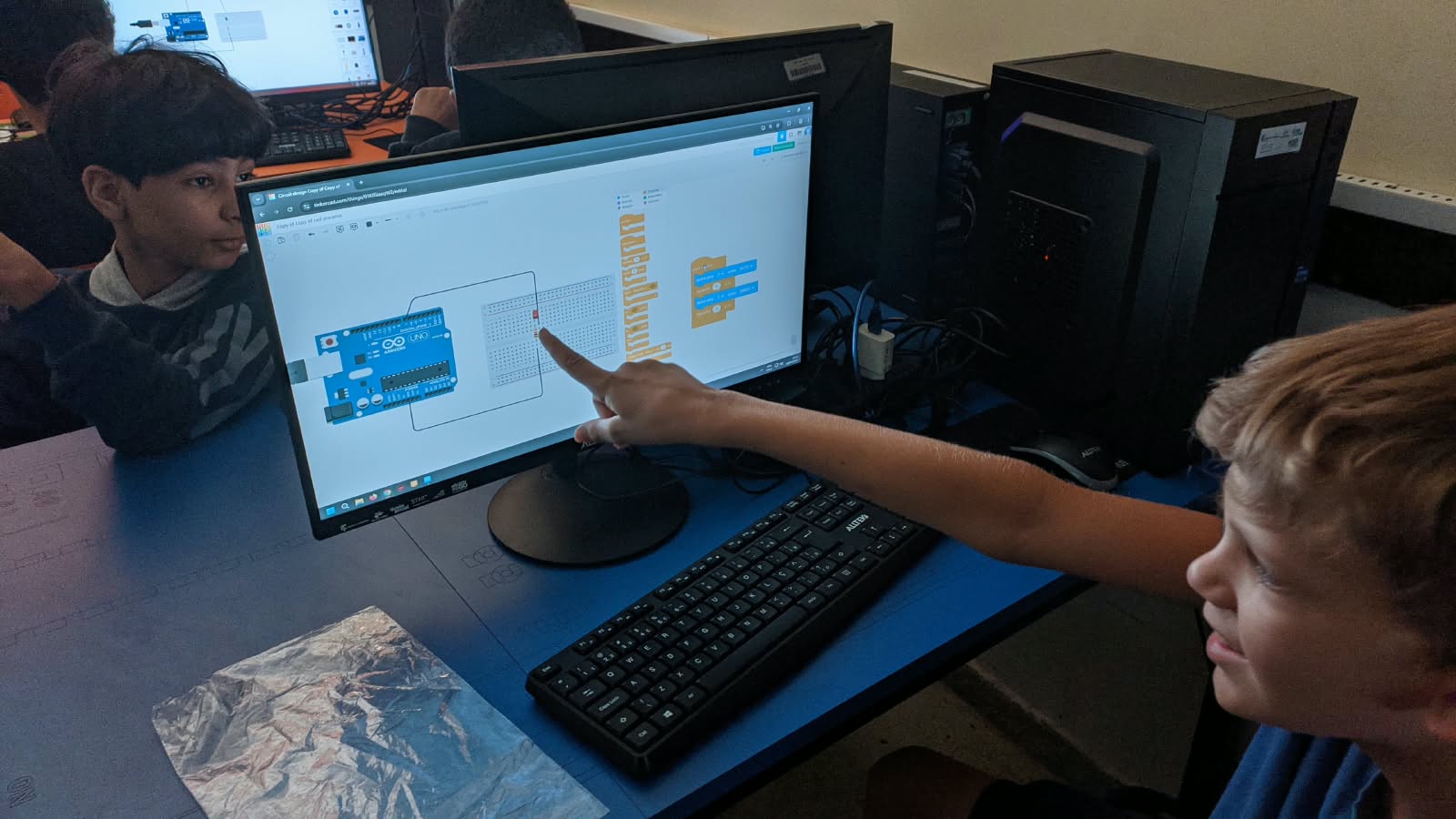 Governo de Goiás abre mais de 900 vagas gratuitas para cursos de robótica e tecnologia